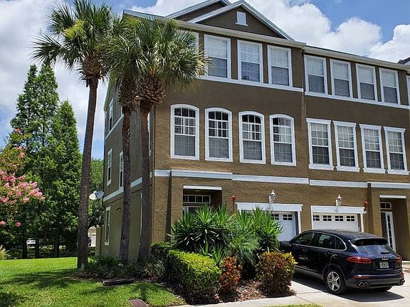 Bright and airy end-unit with lots of natural light
