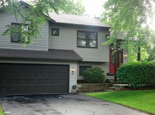 22 Oak St, Pt Barrington, IL 60010