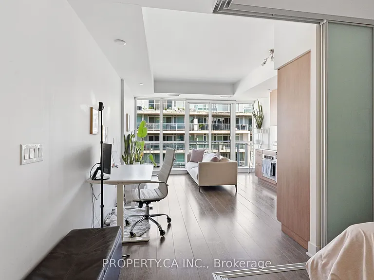 508 Wellington St W #809 — Photo 2