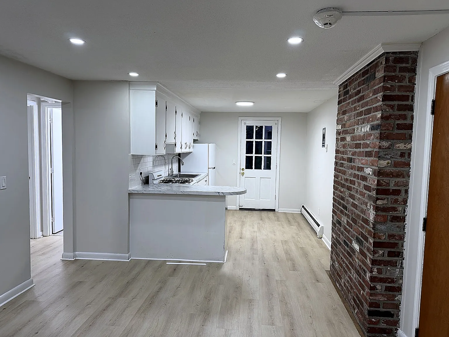 2 bed, 750 sqft, $2,100 — Photo 2
