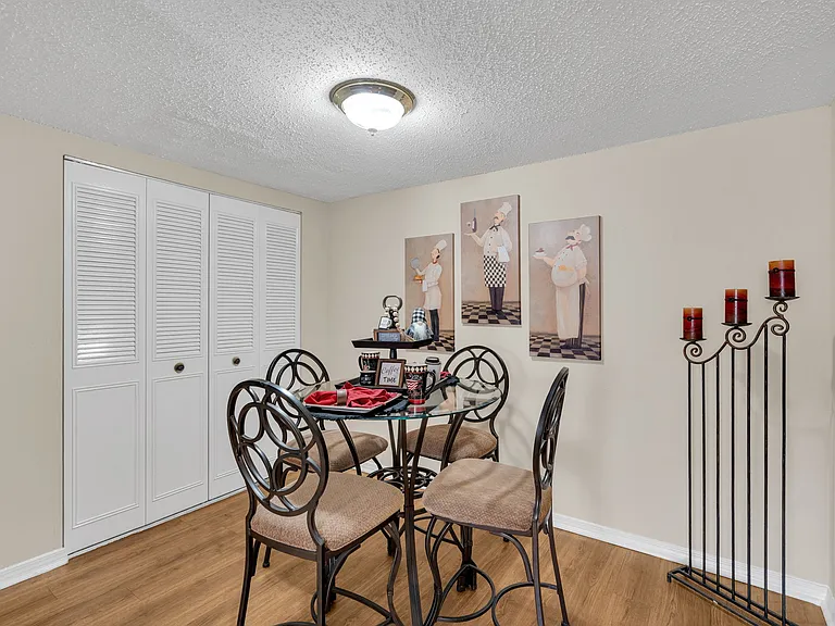 Woodlake Apartments — Photo 9