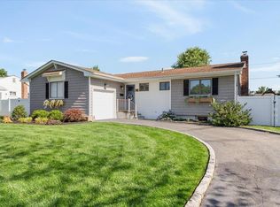 44 Havemeyer Ln, Commack, NY 11725
