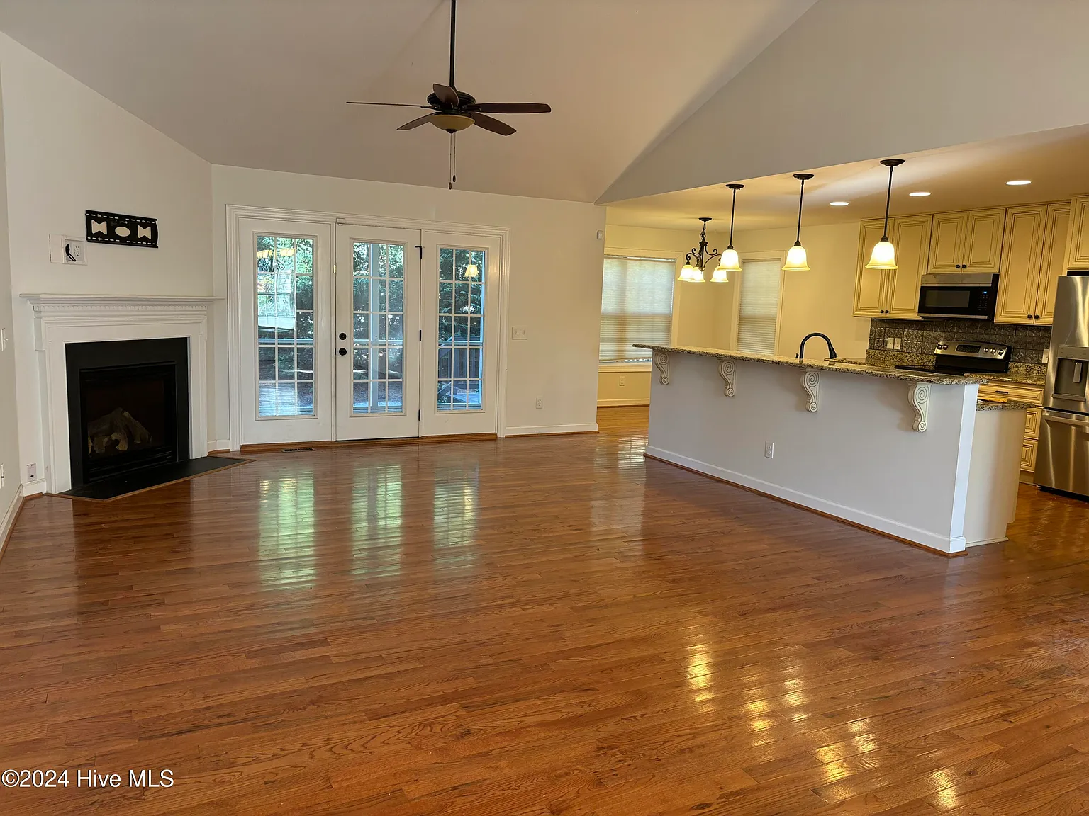 3 bed, 2.5 bath, $2,300 — Photo 3