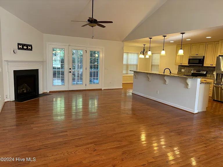 7 Moore Dr — Photo 3