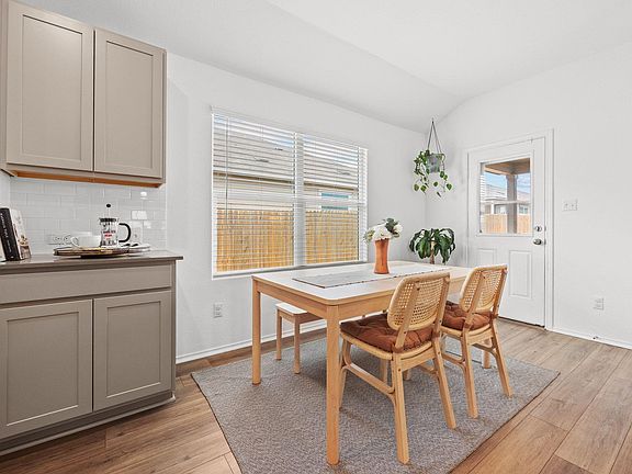 3rd image of 124 Perfect World Loop