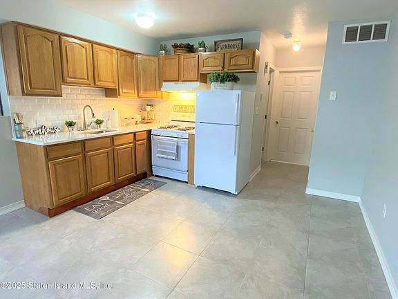 4th image of 20 Bentley Ln