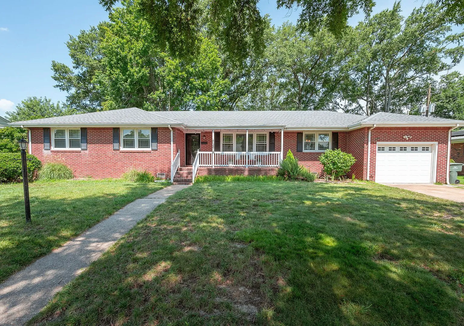 3BR/2BA in Camellia Acres with rear sunroom and Hardwood Floors and a Garage! — Photo 1