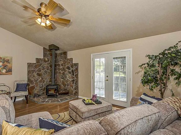 3rd image of 7033 Belhaven Dr