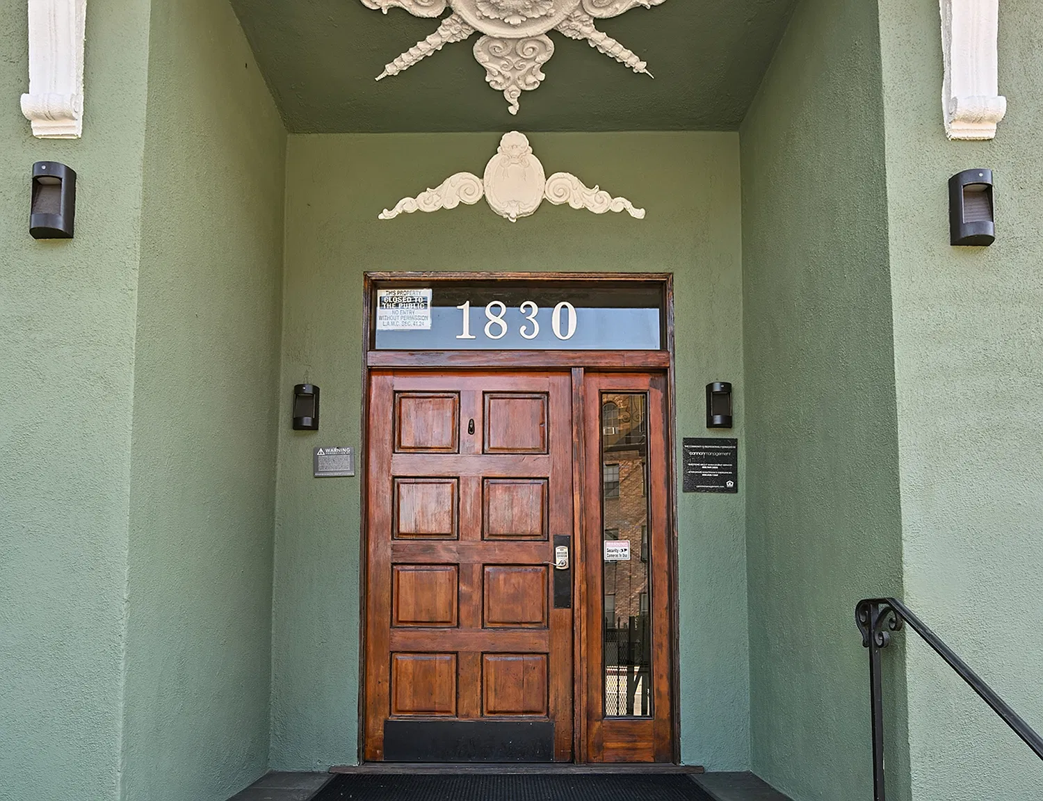 Cahuenga Apartments — Photo 2
