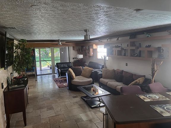 5th image of 909 SW 48th Ter #1