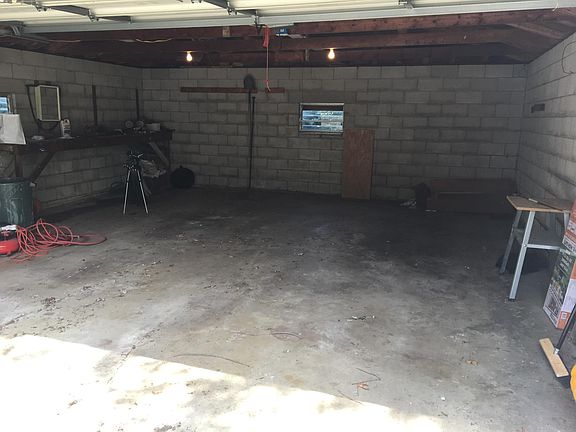 Garage (interior).