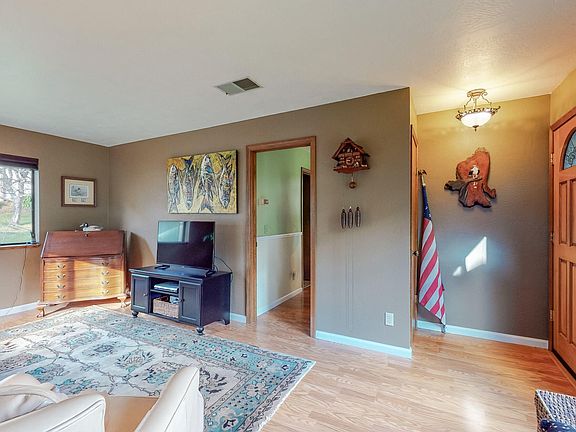 5th image of 1425 Abram Ln