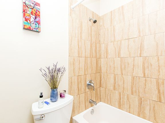 5th image of 1250 N Greenview Ave #0