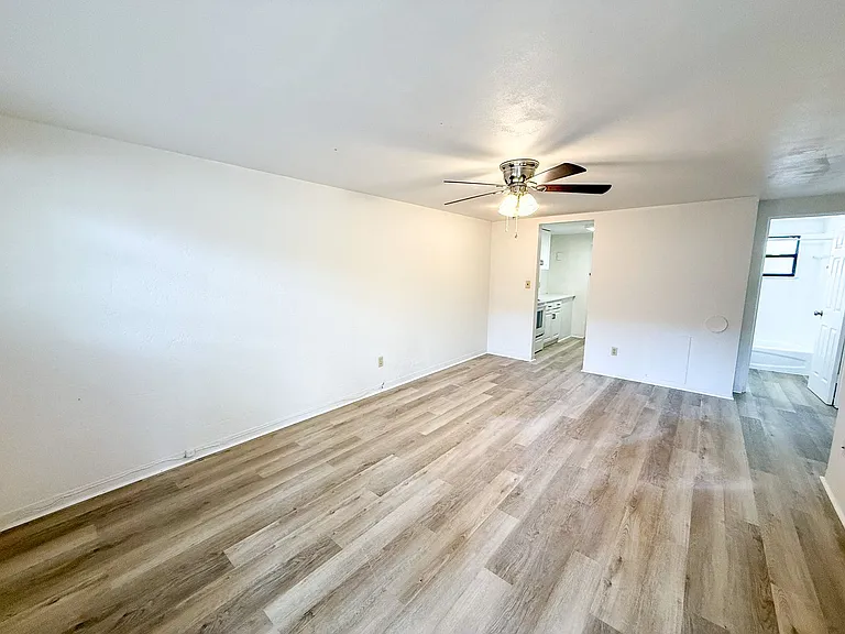 908 SW 6th Ave — Photo 4