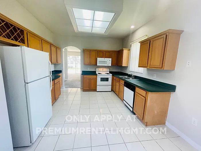 3 bed, 2.0 bath, 1538 sqft, $2,195 — Photo 2