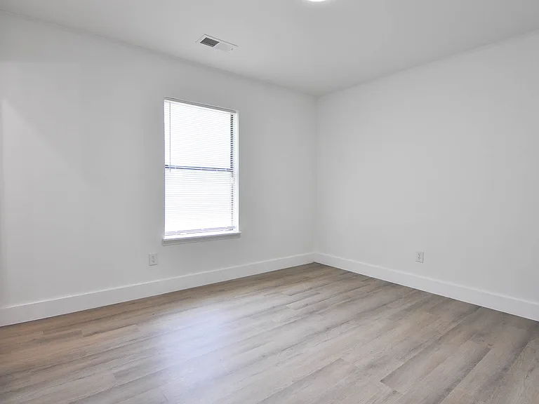 212 W Hanover Ave — Photo 8