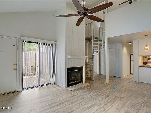 4th image of 200 Woodgreen Dr APT 8