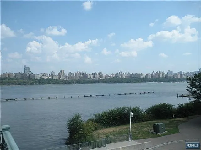 225 The Promenade photo 1