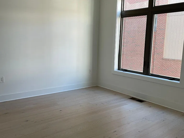 844 N American St — Photo 12