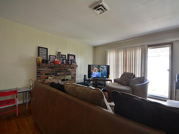 5th image of 819 Holiday Ct