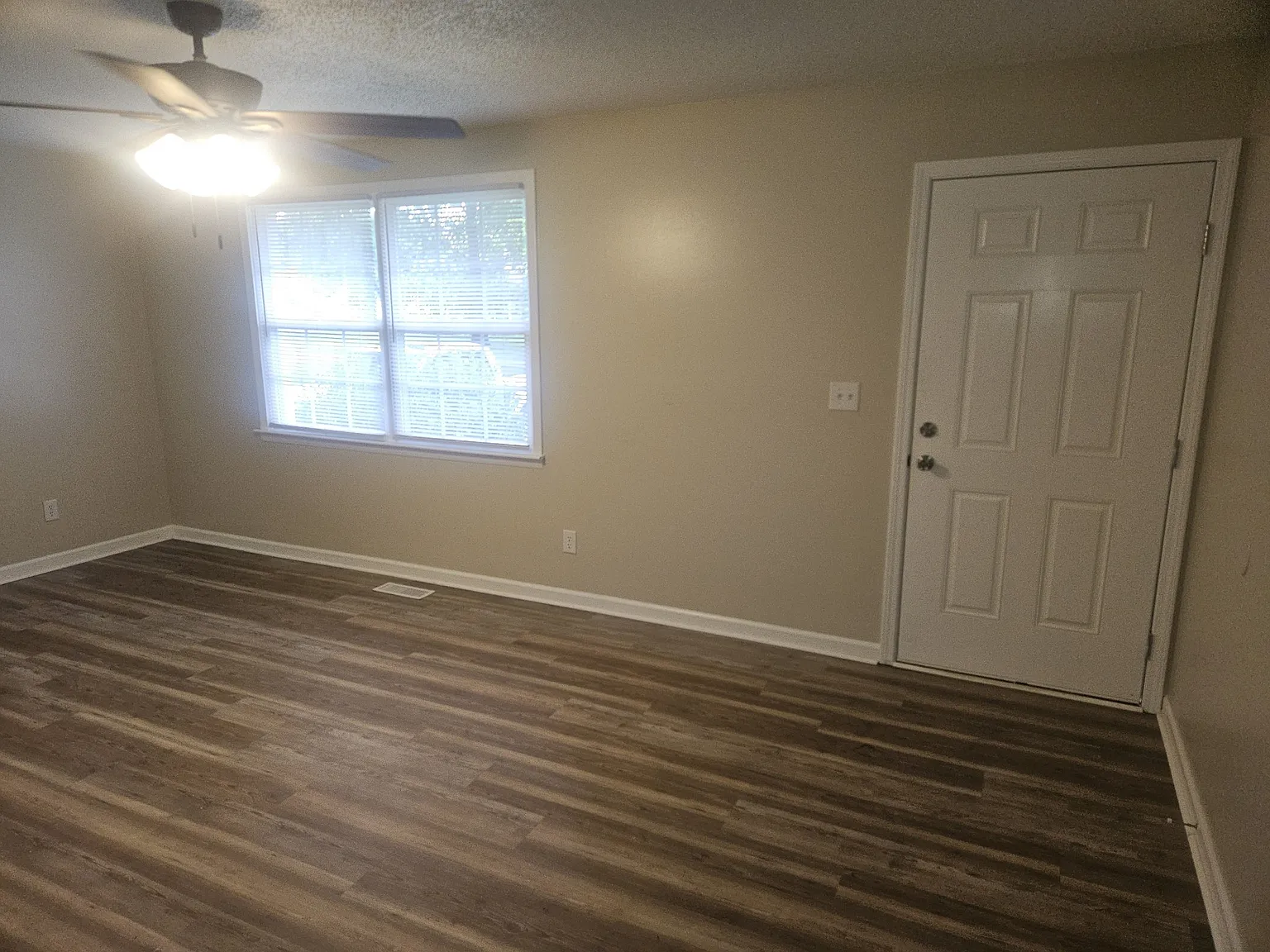3 bed, 1.5 bath, 1325 sqft, $1,700 — Photo 3