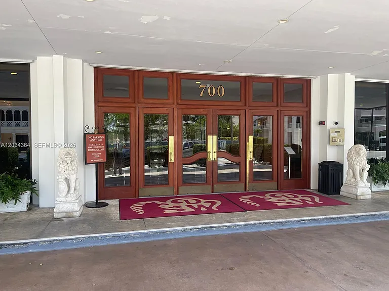 700 Biltmore Way #1015 — Photo 4