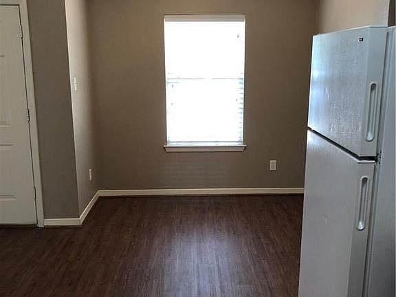 4th image of 934 Sun Meadow St