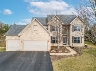 1823 Kings Gate Ln, Crystal Lake, IL 60014