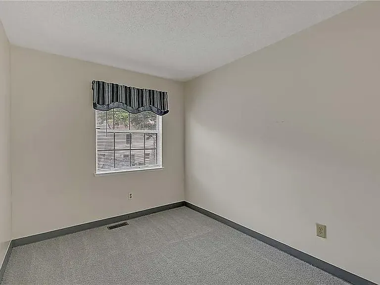 2102 Victoria Ct — Photo 8