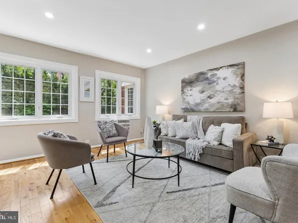 1024 Valley Dr, Alexandria, VA 22302