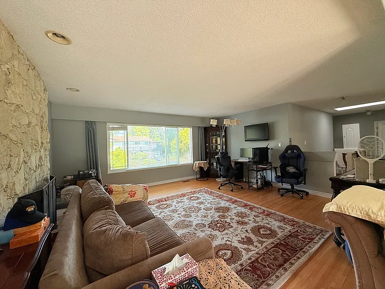 5330 10th Ave — Photo 3