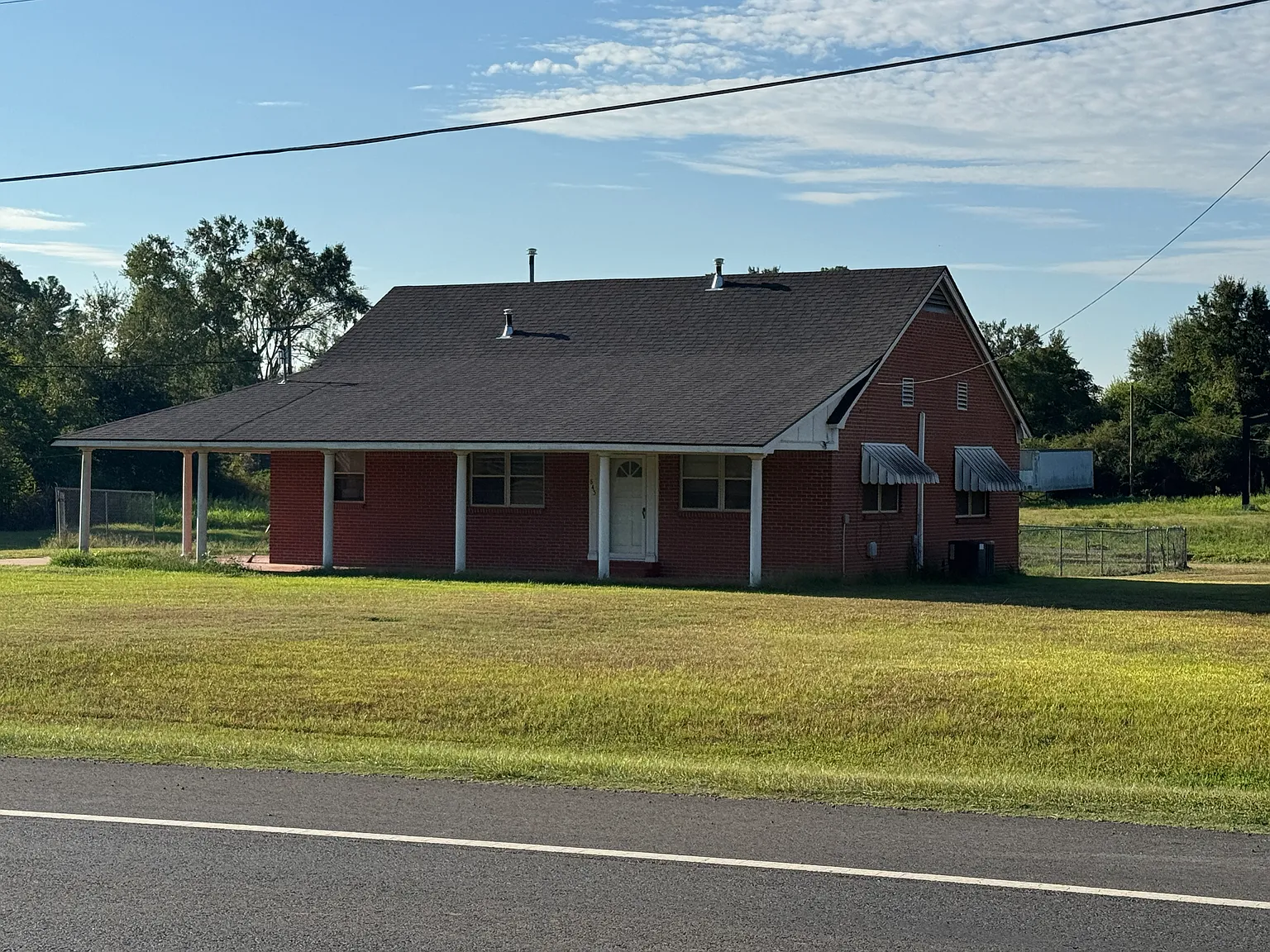 3 bed, 1.0 bath, 1560 sqft, $1,500 — Photo 2