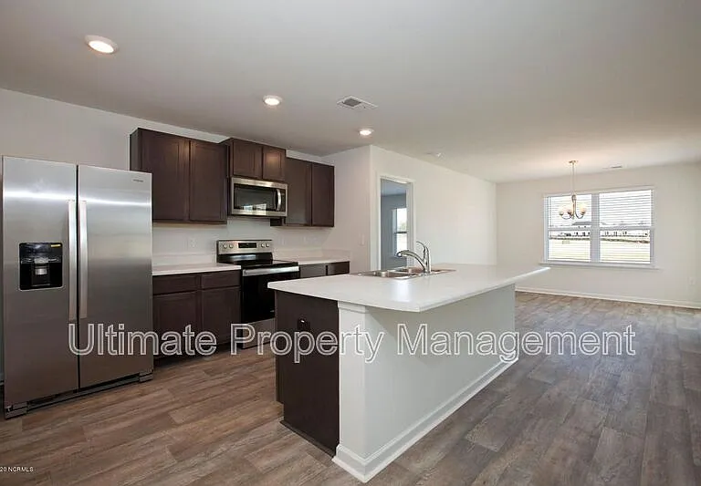 585 Draymore Dr NE — Photo 2
