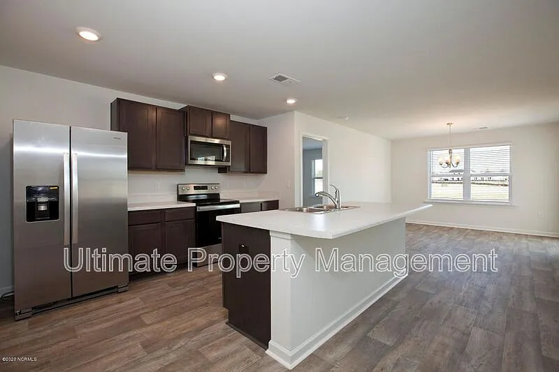 Building Photo - 585 Draymore Dr NE