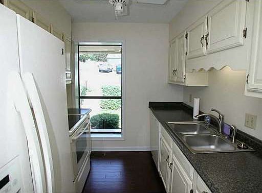 3rd image of 1085 Holly Dr