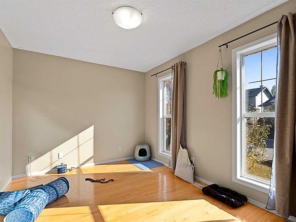 5th image of 195 E Cranberry Close SE