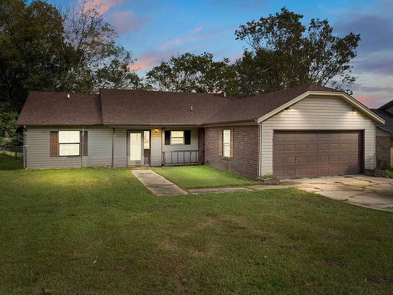 1609 Amour Dr — Photo 1
