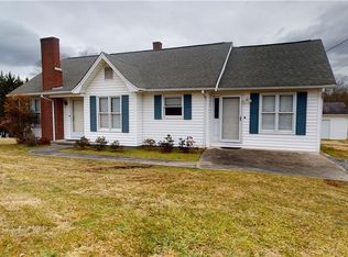 525 Lovers Ln, Mount Airy, NC 27030