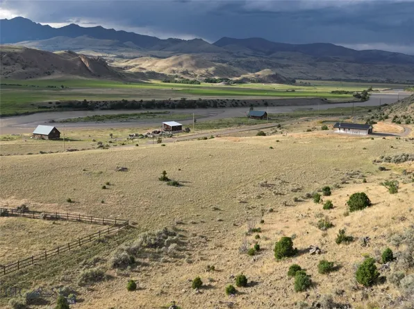 218 E River Rd, Emigrant, MT 59027