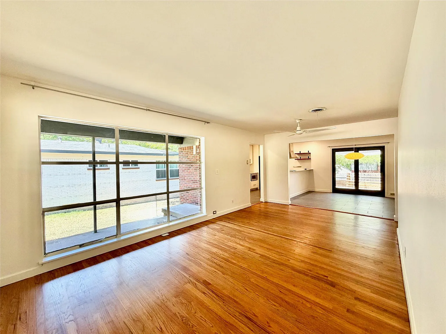 3 bed, 1377 sqft, $2,700 — Photo 3