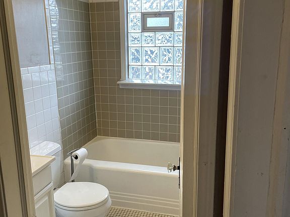 1st Floor Full Bathroom
