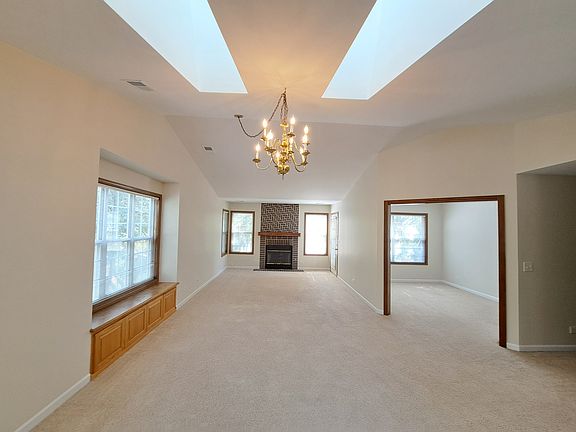 5th image of 326 Debbie Ln #326