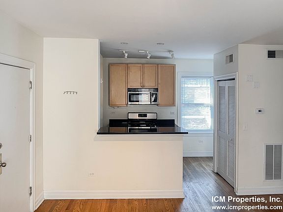 4th image of 38102 N Sheffield Ave #2W