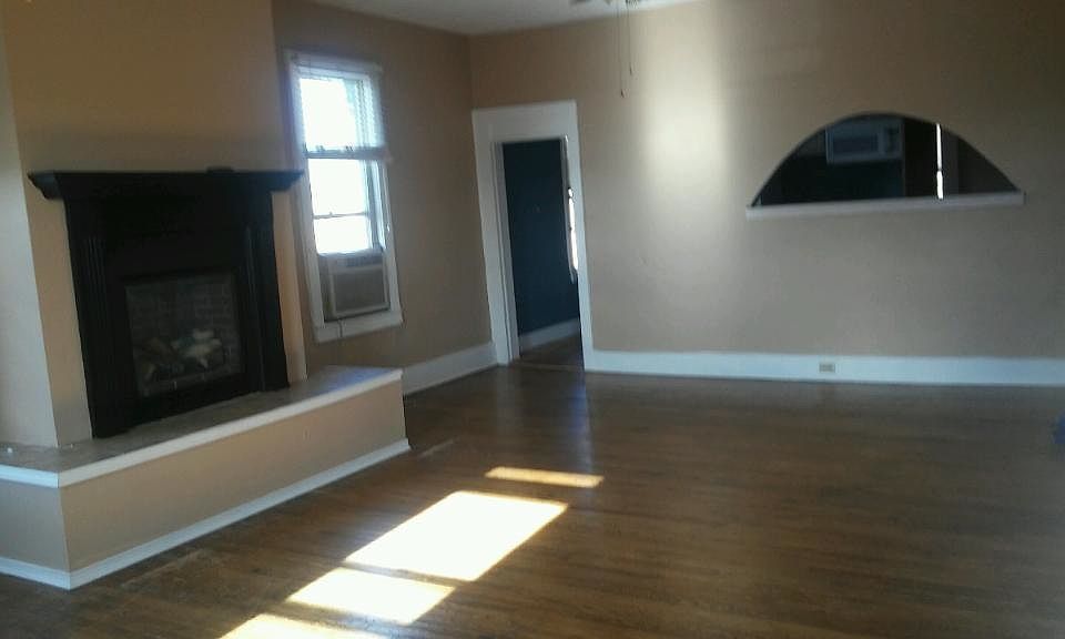 Living Room w Fireplace