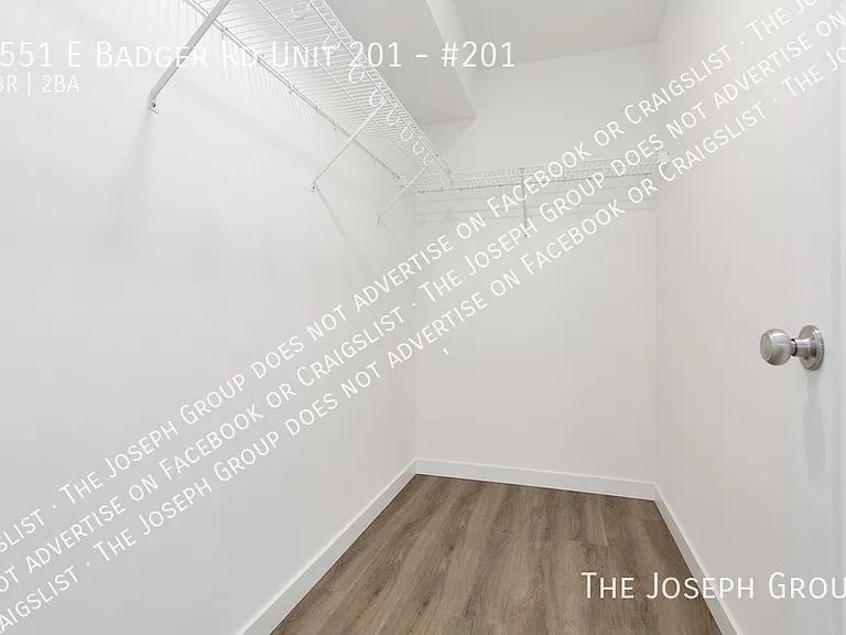 Town's Edge Apartments - 1555 E Badger Rd — Photo 22