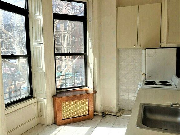 3rd image of 141 E 62nd St Frnt 3