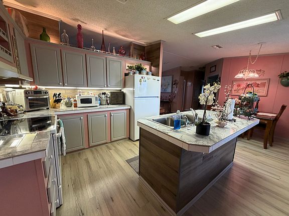 2nd image of 121 Coachlight Ct #121