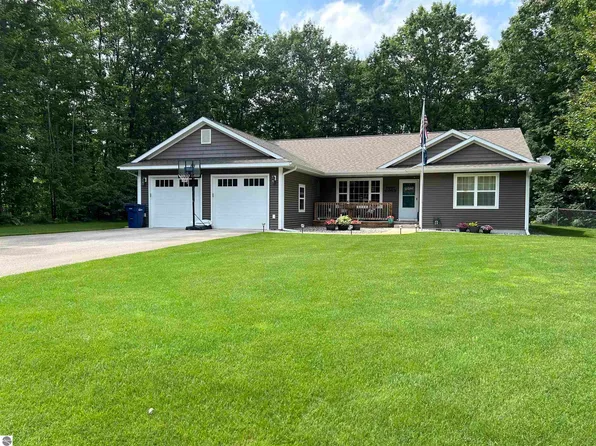 299 Woodsedge Dr, Fife Lake, MI 49633