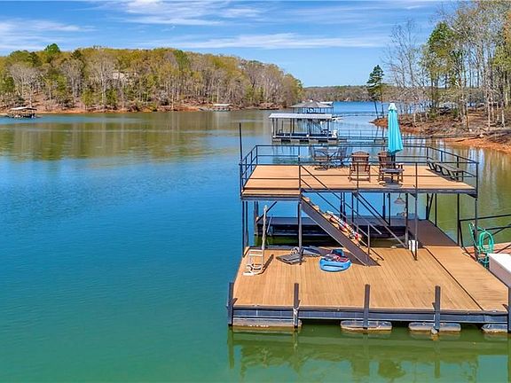 3rd image of 412 Paradise Cir