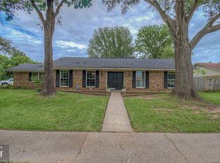 5203 Foxglove Dr, Bossier City, LA 71112